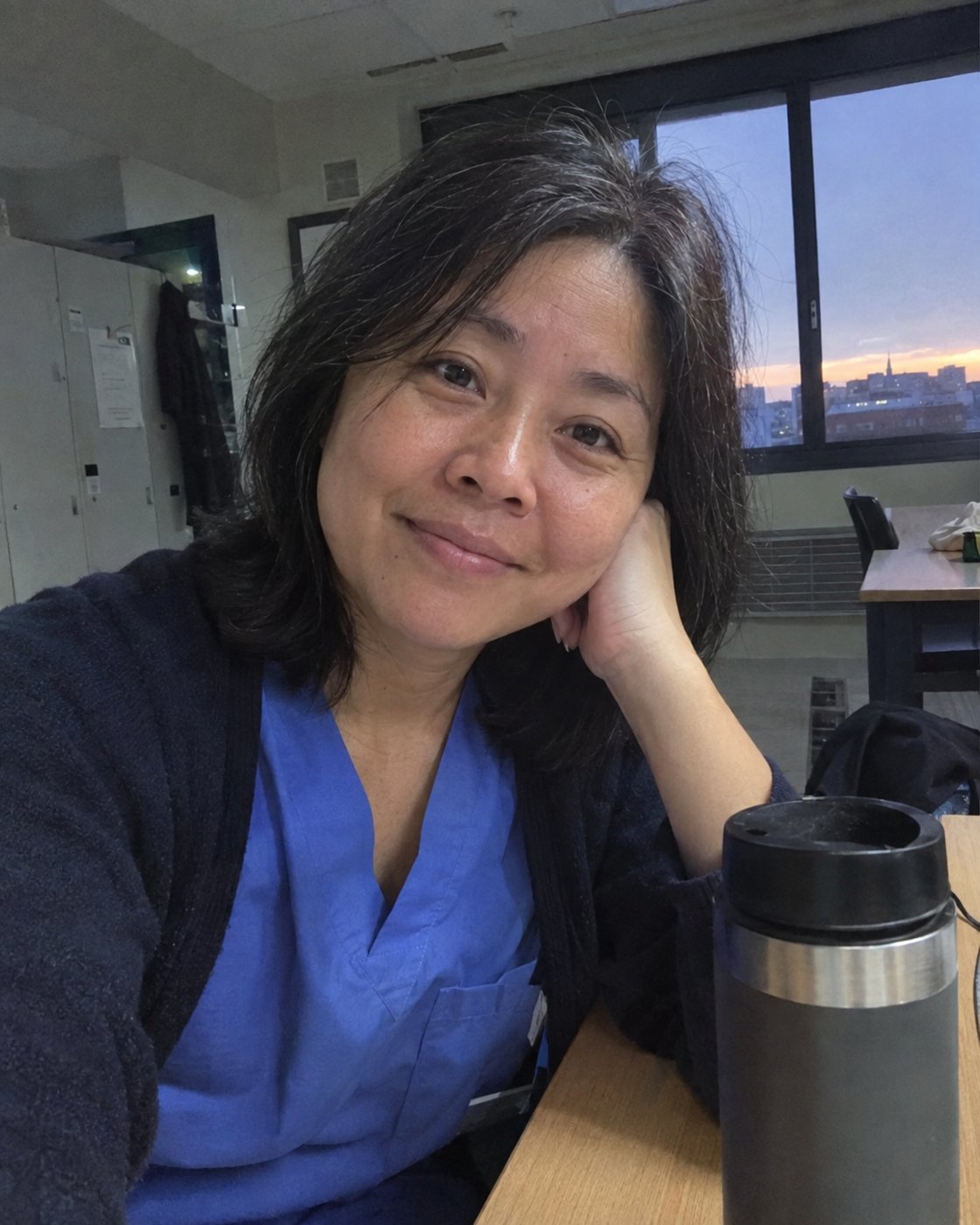 Infirmière de nuit de 49 ans en pause à l'aube (photo d'illustration)