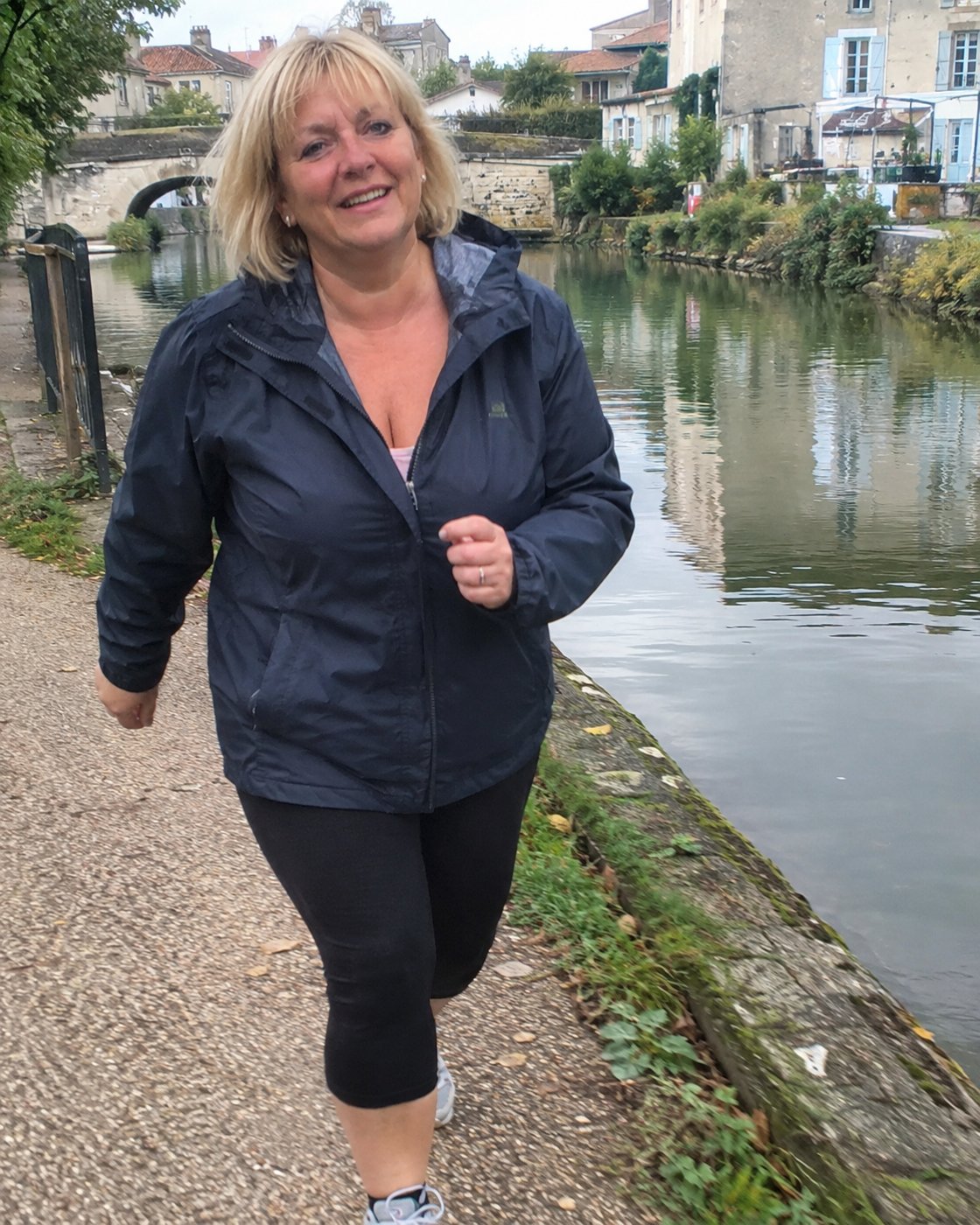 Femme de 57 ans qui marche le long d'un canal (photo d'illustration)