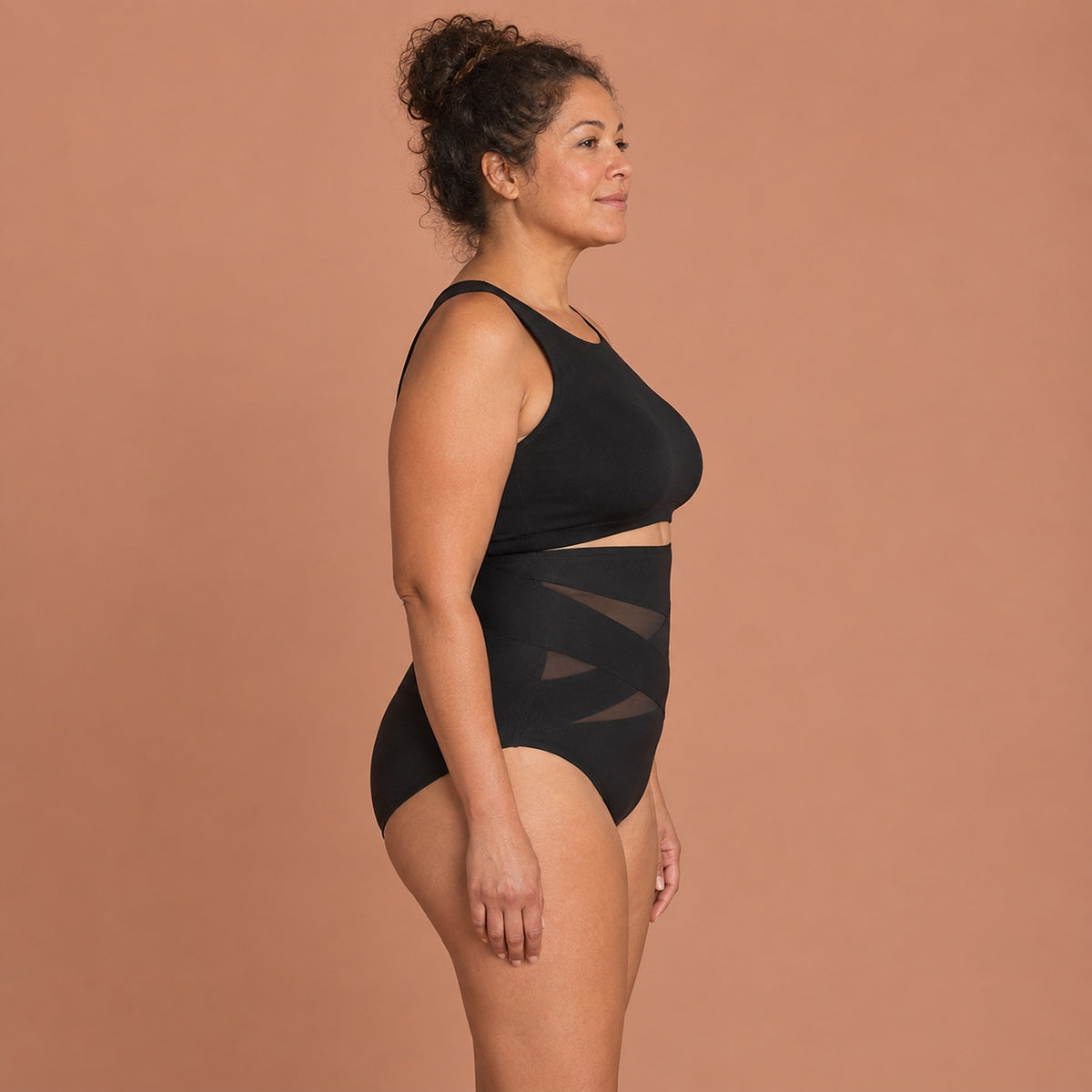 La Haute Tenue portée de profil, coloris noir