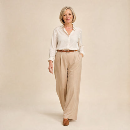 Sous un pantalon fluide et une chemise rentrée
